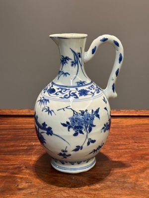 Een Chinese blauw-witte kan met floraal decor, Transitie periode — foto 3
