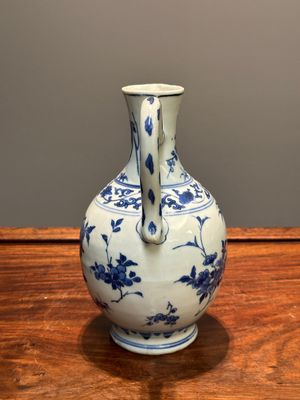 Een Chinese blauw-witte kan met floraal decor, Transitie periode — foto 4