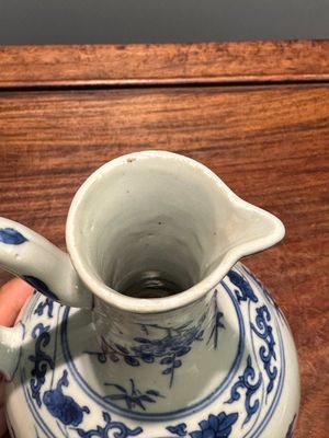 Een Chinese blauw-witte kan met floraal decor, Transitie periode — foto 5