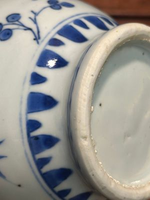 Een Chinese blauw-witte kan met floraal decor, Transitie periode — foto 9