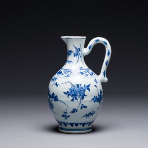 Een Chinese blauw-witte kan met floraal decor, Transitie periode — foto 1