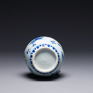 Een Chinese blauw-witte kan met floraal decor, Transitie periode — foto 7