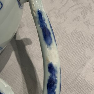 Een Chinese blauw-witte kan met floraal decor, Transitie periode — foto 12