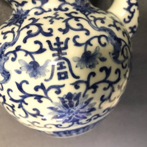 Een Chinese blauw-witte kan met vleermuizen en Shou-symbolen, 19e eeuw — foto 13
