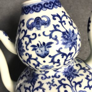Een Chinese blauw-witte kan met vleermuizen en Shou-symbolen, 19e eeuw — foto 16