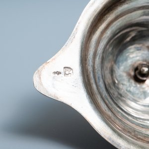 Een Chinese blauw-witte kan met zilveren montuur, Transitie periode — foto 9