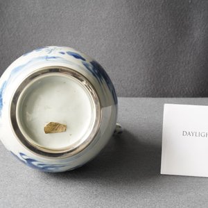 Een Chinese blauw-witte kan met zilveren montuur, Transitie periode — foto 11