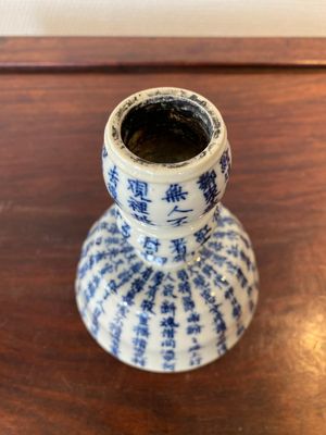 Een Chinese blauw-witte kandelaar met kalligrafie, Jin Yu Zhu Ji 金玉珠記 merk, 19e eeuw — foto 4