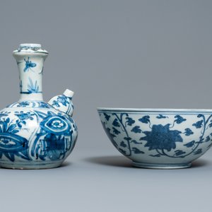 Een Chinese blauw-witte kendi en een kom met lotusslingers, Ming — foto 3