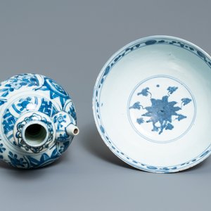 Een Chinese blauw-witte kendi en een kom met lotusslingers, Ming — foto 7