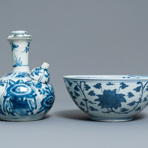 Een Chinese blauw-witte kendi en een kom met lotusslingers, Ming — foto 2