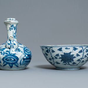 Een Chinese blauw-witte kendi en een kom met lotusslingers, Ming — foto 4