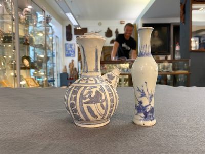 Een Chinese blauw-witte kendi en een vaasje, Hatcher Cargo, Transitie periode — foto 1