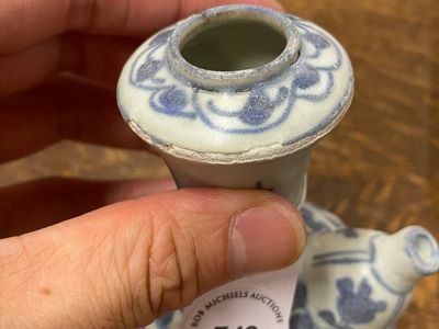 Een Chinese blauw-witte kendi en een vaasje, Hatcher Cargo, Transitie periode — foto 7
