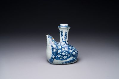 Een Chinese blauw-witte kendi in de vorm van een kikker, Wanli