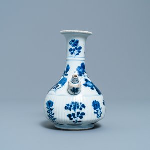Een Chinese blauw-witte kendi, Kangxi — foto 5