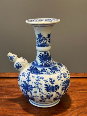 Een Chinese blauw-witte kendi met floraal decor, Kangxi — foto 1