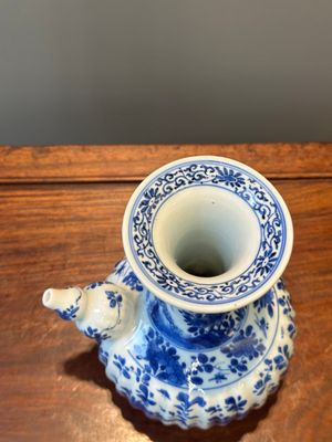 Een Chinese blauw-witte kendi met floraal decor, Kangxi — foto 5