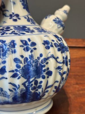 Een Chinese blauw-witte kendi met floraal decor, Kangxi — foto 9