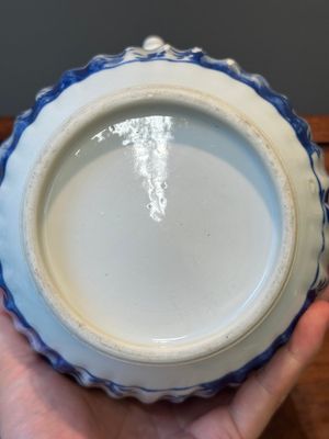 Een Chinese blauw-witte kendi met floraal decor, Kangxi — foto 10