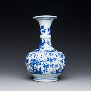 Een Chinese blauw-witte kendi met floraal decor, Kangxi — foto 3