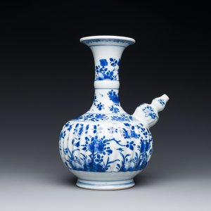 Een Chinese blauw-witte kendi met floraal decor, Kangxi — foto 4