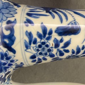 Een Chinese blauw-witte kendi met floraal decor, Kangxi — foto 13