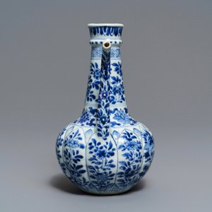 Een Chinese blauw-witte kendi met floraal decor, Kangxi — foto 5