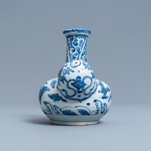 Een Chinese blauw-witte kendi met kraanvogels, Wanli — foto 3