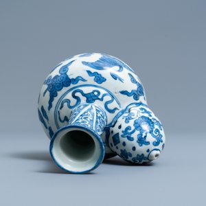 Een Chinese blauw-witte kendi met kraanvogels, Wanli — foto 6