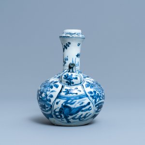 Een Chinese blauw-witte kendi met vliegende paarden, Wanli — foto 2