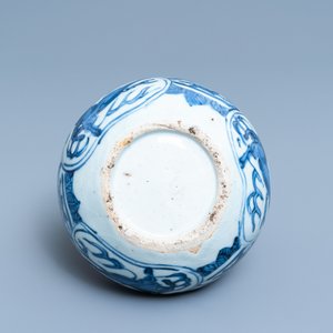 Een Chinese blauw-witte kendi met vliegende paarden, Wanli — foto 6