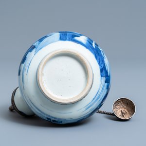 Een Chinese blauw-witte kendi met zilveren montuur, Kangxi — foto 6