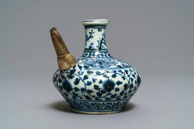 Een Chinese blauw-witte kendi met zilveren montuur, Ming