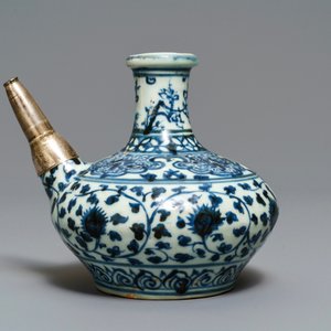 Een Chinese blauw-witte kendi met zilveren montuur, Ming — foto 2