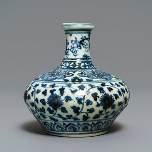 Een Chinese blauw-witte kendi met zilveren montuur, Ming — foto 3