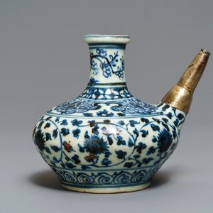 Een Chinese blauw-witte kendi met zilveren montuur, Ming — foto 4