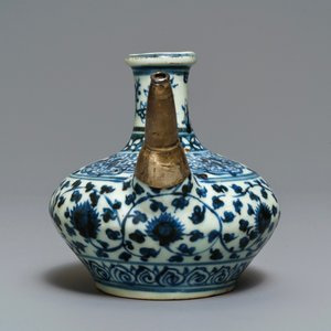 Een Chinese blauw-witte kendi met zilveren montuur, Ming — foto 5