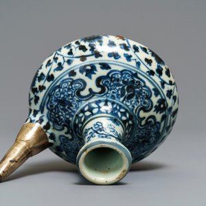 Een Chinese blauw-witte kendi met zilveren montuur, Ming — foto 6