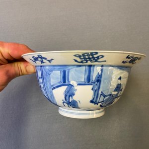 Een Chinese blauw-witte 'klapmuts' kom, Chenghua merk, Kangxi — foto 9