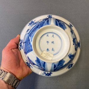Een Chinese blauw-witte 'klapmuts' kom, Chenghua merk, Kangxi — foto 10