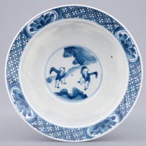 Een Chinese blauw-witte klapmuts kom en een paar kleine bordjes, Kangxi — foto 8