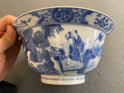 Een Chinese blauw-witte 'klapmuts' kom, Kangxi merk en periode — foto 8