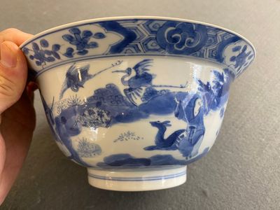 Een Chinese blauw-witte 'klapmuts' kom, Kangxi merk en periode — foto 9