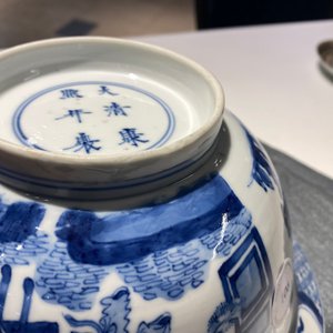 Een Chinese blauw-witte 'klapmuts' kom, Kangxi merk en periode — foto 18