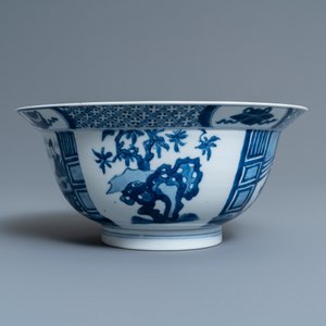 Een Chinese blauw-witte 'klapmuts' kom, Kangxi merk en periode — foto 3