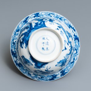 Een Chinese blauw-witte klapmuts kom met decor van figuren in een landschap, Kangxi merk en periode — foto 6