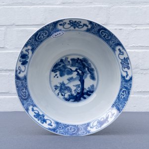 Een Chinese blauw-witte klapmuts kom met decor van figuren in een landschap, Kangxi merk en periode — foto 10