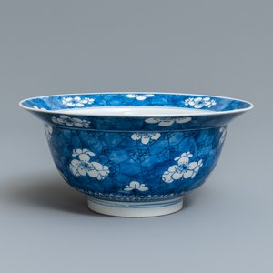 Een Chinese blauw-witte klapmuts kom met decor van prunus op gebroken ijs, Kangxi — foto 1