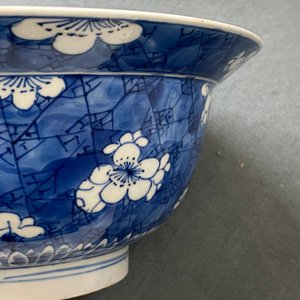 Een Chinese blauw-witte klapmuts kom met decor van prunus op gebroken ijs, Kangxi — foto 11